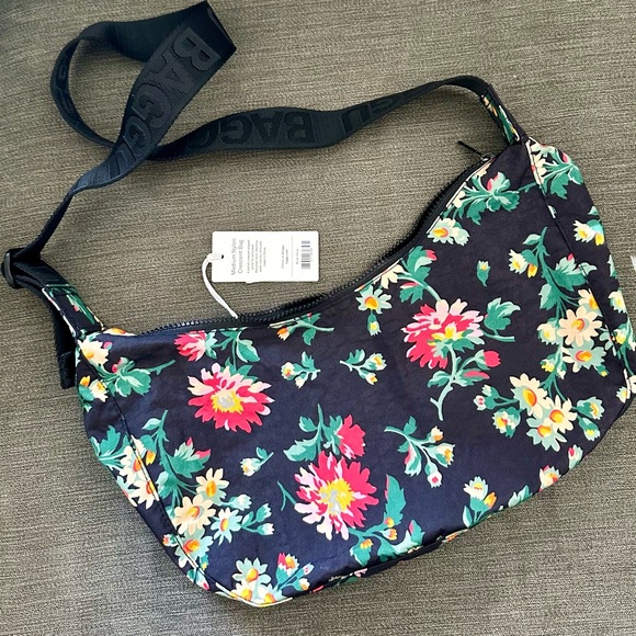 BAGGU Handbags - NWT Laura Ashley Baggu Medium Crescent